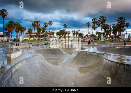 Il Venice Skate Park al tramonto, in Venice Beach, Los Angeles, California. Foto Stock