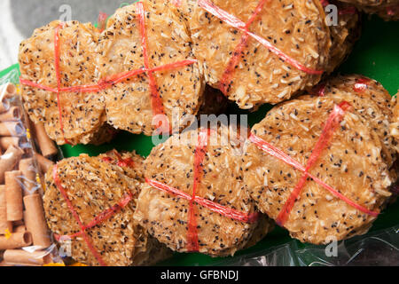 Cornflakes sesamo nero e noce di cocco gustose prelibatezze. Il dessert da Petchaburi, Thailandia. Deve maturare con il grill prima di mangiare. Foto Stock