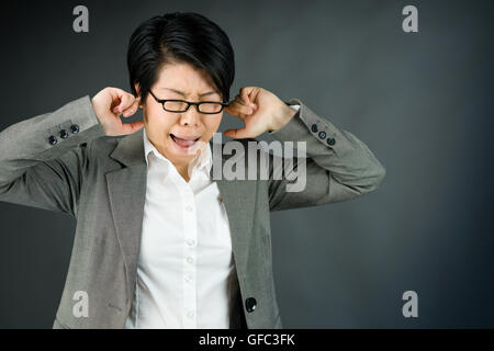 Modello femminile donna attraente su sfondo semplice con spazio copia collegando sente forte Foto Stock