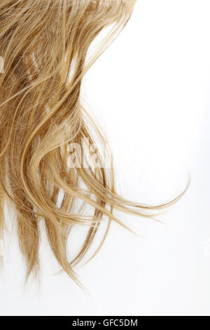 Capelli biondi su sfondo bianco Foto Stock