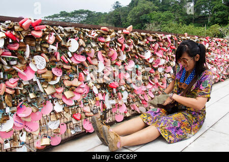 I viaggiatori tailandese donne viaggi e ritratto all amore bloccare sulla Collina Penang zona in aprile 26, 2016 in Penang, Malaysia Foto Stock