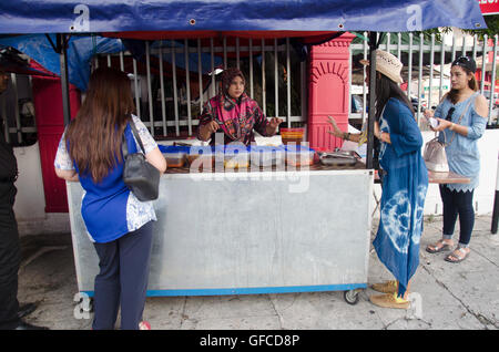 I viaggiatori tailandese donne e di Malaysian persone ad acquistare il riso condito curry malese stile da ristorante locale a accanto a Georgetown st Foto Stock