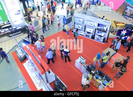 La gente acquista presso Plaza Low Yat a Kuala Lumpur in Malesia. Foto Stock