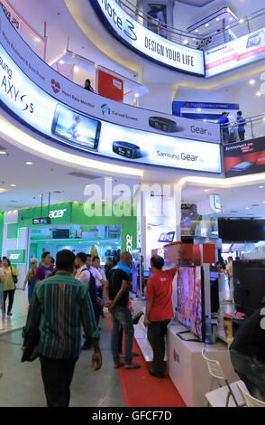 La gente acquista presso Plaza Low Yat a Kuala Lumpur in Malesia. Foto Stock