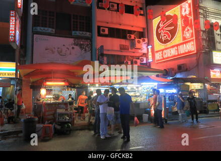 La gente acquista in China Town a Kuala Lumpur in Malesia Foto Stock
