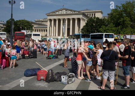 Coachloads di turisti in piazza degli Eroi di sabato mattina Foto Stock