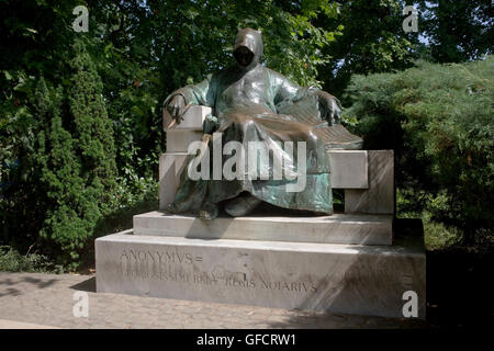 Anonimo scrittore statua che si trova vicino al Castello di Vajdahunyad nel parco della città Foto Stock
