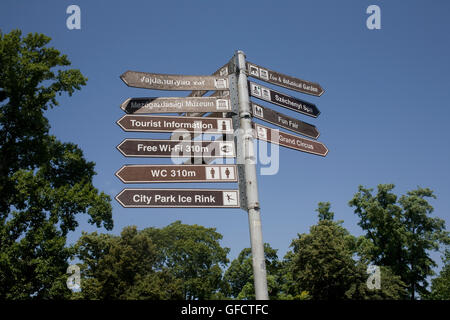 Segni di direzione nel parco della città Foto Stock