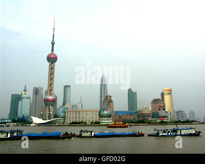 Una chiatta " treno " passa di fronte al Bund, affacciato sul fiume Huángpu - Shanghai, Cina. Foto Stock