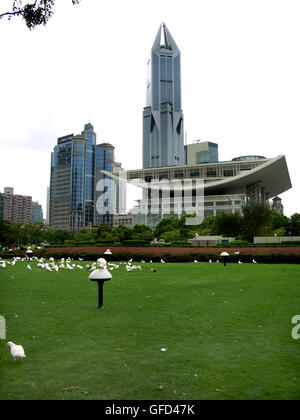 La Shanghai Grand Theatre attraversata la strada da Piazza del Popolo Park a Shanghai in Cina. Foto Stock