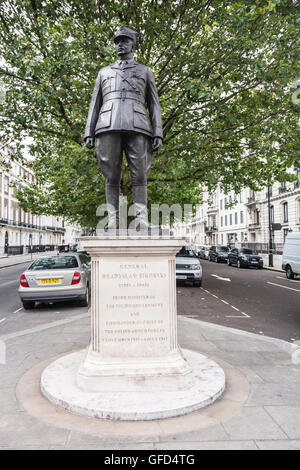 La scultura del generale Wladyslaw Sikorski Portland Place Central London City of Westminster, Inghilterra, Foto Stock