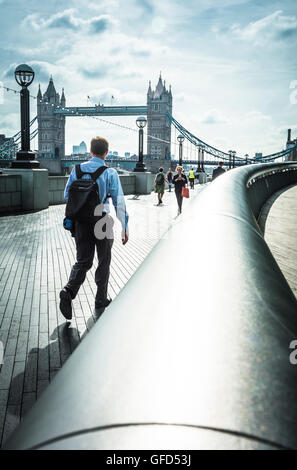 La mattina presto i pendolari a piedi lungo la regina a piedi in se di Londra sul modo di lavorare. Foto Stock