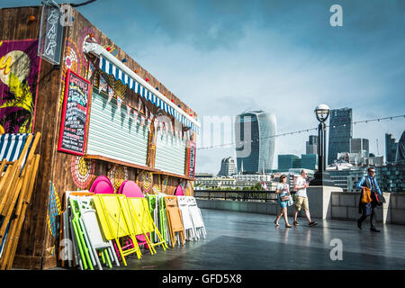 Un vivacemente colorato cocktail bar accanto al fiume Tamigi su Queen's Walk, London, SE1, Regno Unito Foto Stock