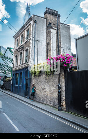 Il rastrello pub su una bella strada laterale che conduce fino alla Cattedrale di Southwark a Londra, Regno Unito Foto Stock