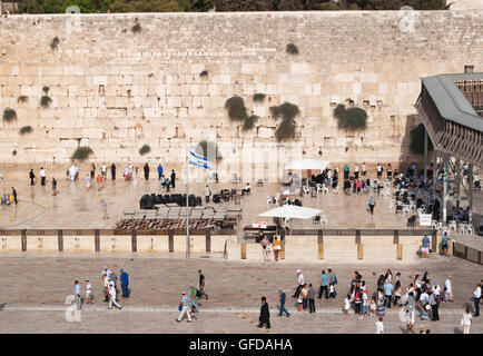 Gerusalemme: ebraica gli uomini in preghiera presso il Muro Occidentale, il Muro del Pianto o Kotel, superstite superstiti del Monte del Tempio, il luogo più sacro per l'Ebraismo Foto Stock