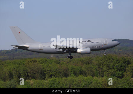 Amsterdam/Netherland marzo 12, 2016: Airbus A310 dal tedesco Air Force GAF atterraggio all'Aeroporto di Amsterdam Foto Stock