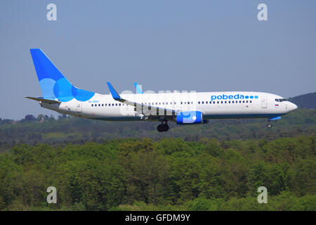 SCHIPHOL, AMSTERDAM, PAESI BASSI - Mai 1, 2016: Boeing 737 dalla compagnia aerea Popeda atterraggio all'aeroporto internazionale di Schiphol. Foto Stock