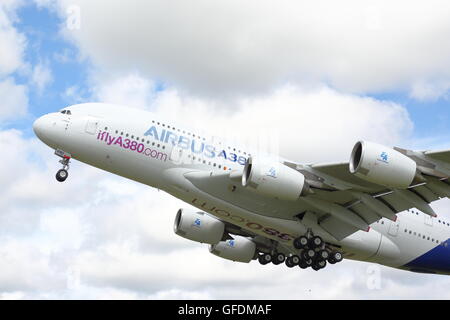 L'Airbus A380 F-WWDD visualizzate la sua impressionante manovrabilità all'Airshow di Farnborough Foto Stock