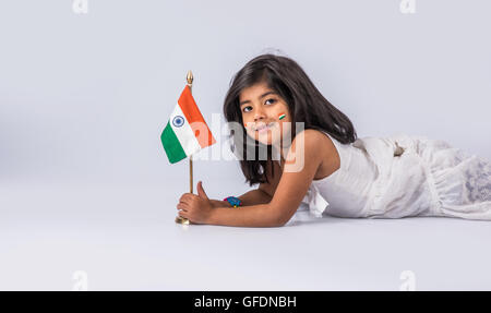 Bandiera dell'india e grazioso piccolo ragazza indiana, 4 anno ragazza indiana salutando bandiera indiana o tricolore, bandiera dell'india & ragazza Foto Stock