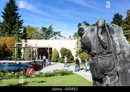 Beograd, Belgrado: Casa dei fiori ( mausoleo di Josip Broz Tito ) presso il Museo di Storia jugoslava con il monumento a un wounde Foto Stock