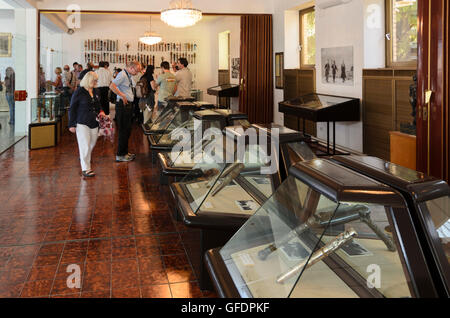 Beograd, Belgrado: Casa dei fiori ( mausoleo di Josip Broz Tito ) presso il Museo di Storia jugoslava : in vetrine di vetro phot Foto Stock