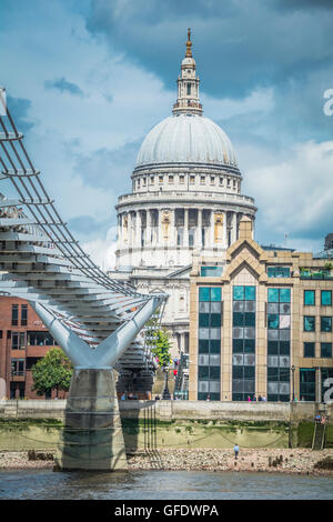 Una vista di San Paolo Catherdral dal London Bankside area vicino alla Tate Modern Museum Foto Stock