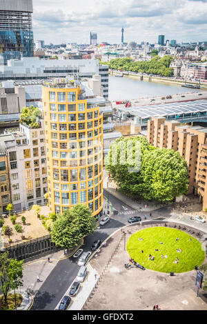 Una vista di Blackfriars Bridge station dal nuovo interruttore estensione di case presso la Tate Modern. Foto Stock