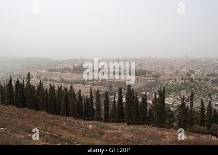 Israele, a Gerusalemme, a monte degli Ulivi: skyline con la Cupola della roccia, islamica del santuario sul Monte del Tempio, durante una tempesta di sabbia il 10 settembre, 2015 Foto Stock