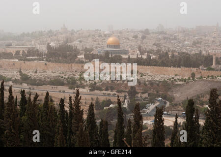 Israele, a Gerusalemme, a monte degli Ulivi: skyline con la Cupola della roccia, islamica del santuario sul Monte del Tempio, durante una tempesta di sabbia il 10 settembre, 2015 Foto Stock
