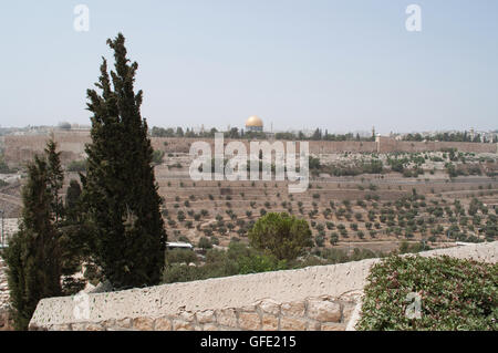 Israele, a Gerusalemme, a monte degli Ulivi: skyline con la Cupola della roccia, islamica del santuario sul Monte del Tempio, durante una tempesta di sabbia il 10 settembre, 2015 Foto Stock