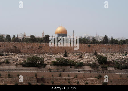 Israele, a Gerusalemme, a monte degli Ulivi: skyline con la Cupola della roccia, islamica del santuario sul Monte del Tempio, durante una tempesta di sabbia il 10 settembre, 2015 Foto Stock