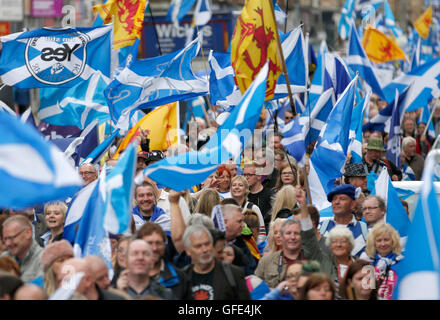 Migliaia di persone partecipano alla 'Tutti sotto uno striscione' marzo per scozzese indipendenza attraverso il centro della città di Glasgow. Foto Stock