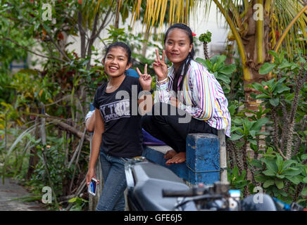 Tangkoko, Indonesia. Non identificato girlse indonesiano sulla strada di Batu Putih village Foto Stock