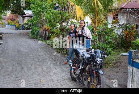 Tangkoko, Indonesia. Non identificato girlse indonesiano sulla strada di Batu Putih village Foto Stock