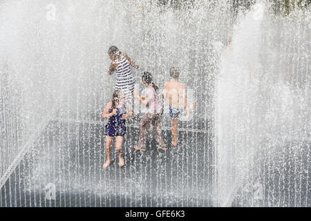 London, England, Regno Unito: i bambini a giocare nelle camere figurano le fontane sulla Southbank, Londra. Foto Stock