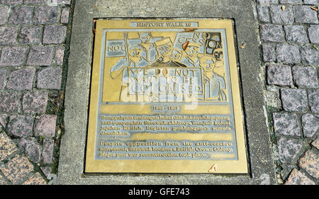 Kuching, Malaysia. Storica la placca lungo il lungomare. Ci sono un sacco di Sarawak la storia Foto Stock