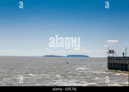 Le isole di ripida Holm e Flat Holm nel canale di Bristol visto dalla Baia di Cardiff barrage , South Glamorgan, Wales, Regno Unito Foto Stock