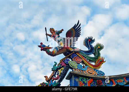 Dragon sul tetto della Tua Pek Kong tempio Cinese a Chinatown. Kuching, Sarawak. Malaysia. Borneo Foto Stock