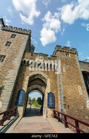 Il Rivellino di ingresso al Castello di Cardiff, South Glamorgan, Wales, Regno Unito Foto Stock