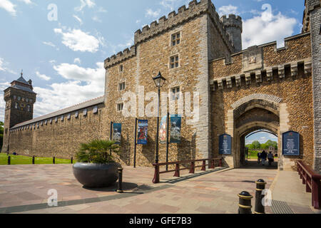 Il Rivellino di ingresso al Castello di Cardiff, South Glamorgan, Wales, Regno Unito Foto Stock