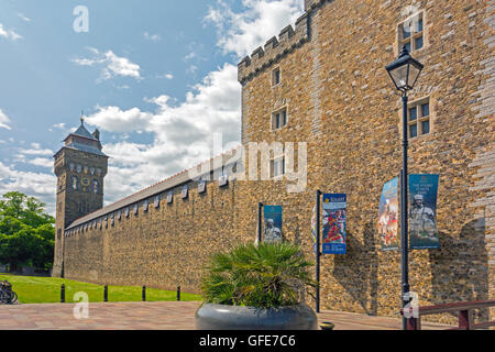 La torre dell orologio e la parete esterna del castello storico di Cardiff South Glamorgan, Wales, Regno Unito Foto Stock