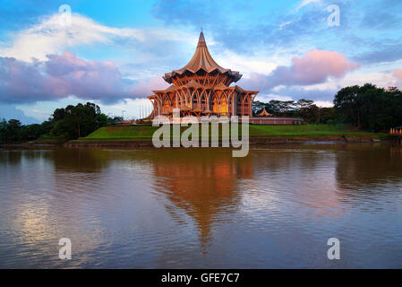 Stato di Sarawak assemblea legislativa (Dewan Undangan Negeri) al tramonto. Sarawak. Borneo Foto Stock