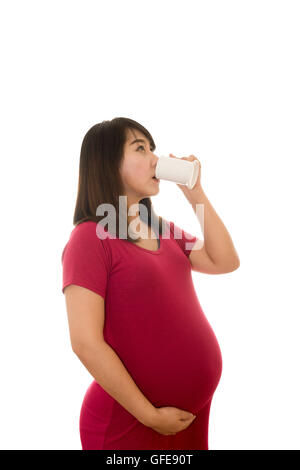 Ritratto di donna incinta con il latte in vetro isolato su bianco Foto Stock