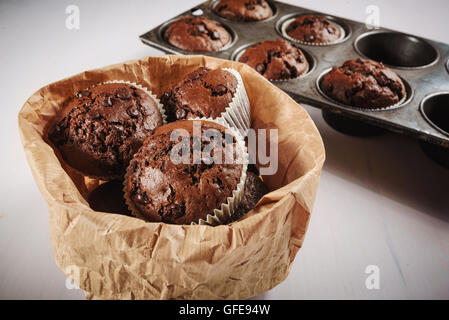 Pezzetti di cioccolato muffin nella vecchia forma vintage. Foto Stock