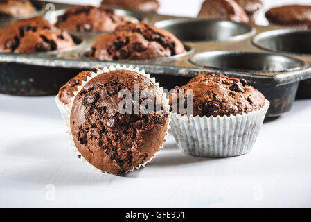 Pezzetti di cioccolato muffin nella vecchia forma vintage. Foto Stock