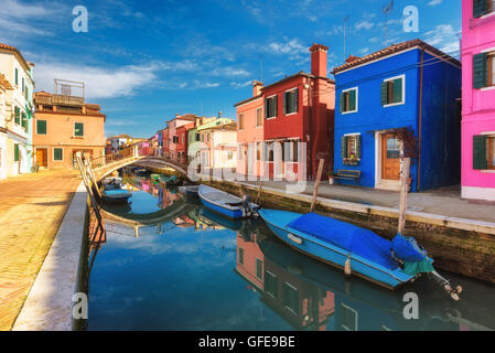 Gli incantevoli angoli della laguna di Venezia e Burano nel sole del pomeriggio. Foto Stock