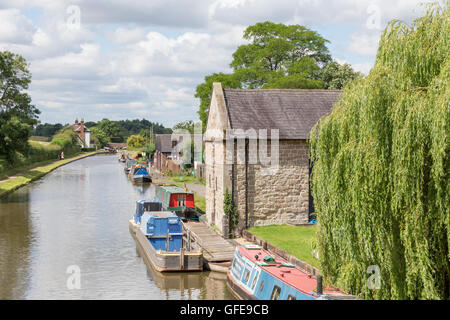 Narrowboats ormeggiato a Tardebigge sulla Worcester e Birmingham Canal in primavera, Worcestershire, England, Regno Unito Foto Stock