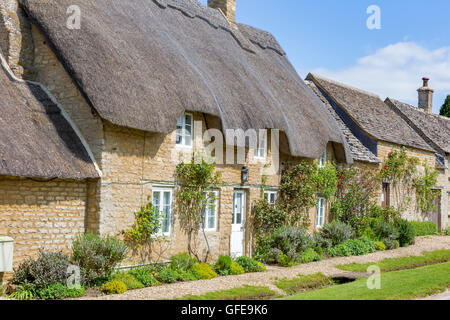Cottage con il tetto di paglia nel villaggio Costwold di Minster Lovell, Oxfordshire, England, Regno Unito Foto Stock