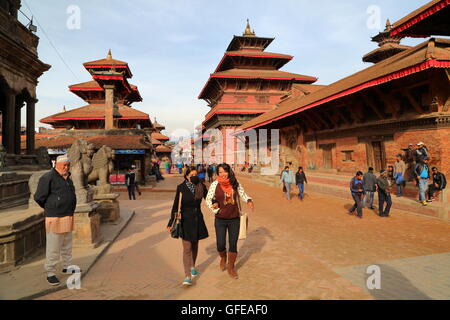 La strada principale lungo i templi al tramonto a Durbar Square, Patan Nepal Foto Stock