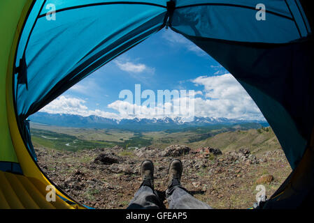 Piedi in scarpe contro lo sfondo delle montagne Foto Stock